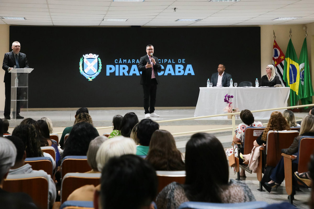 Solenidade da Câmara contempla profissionais da educação