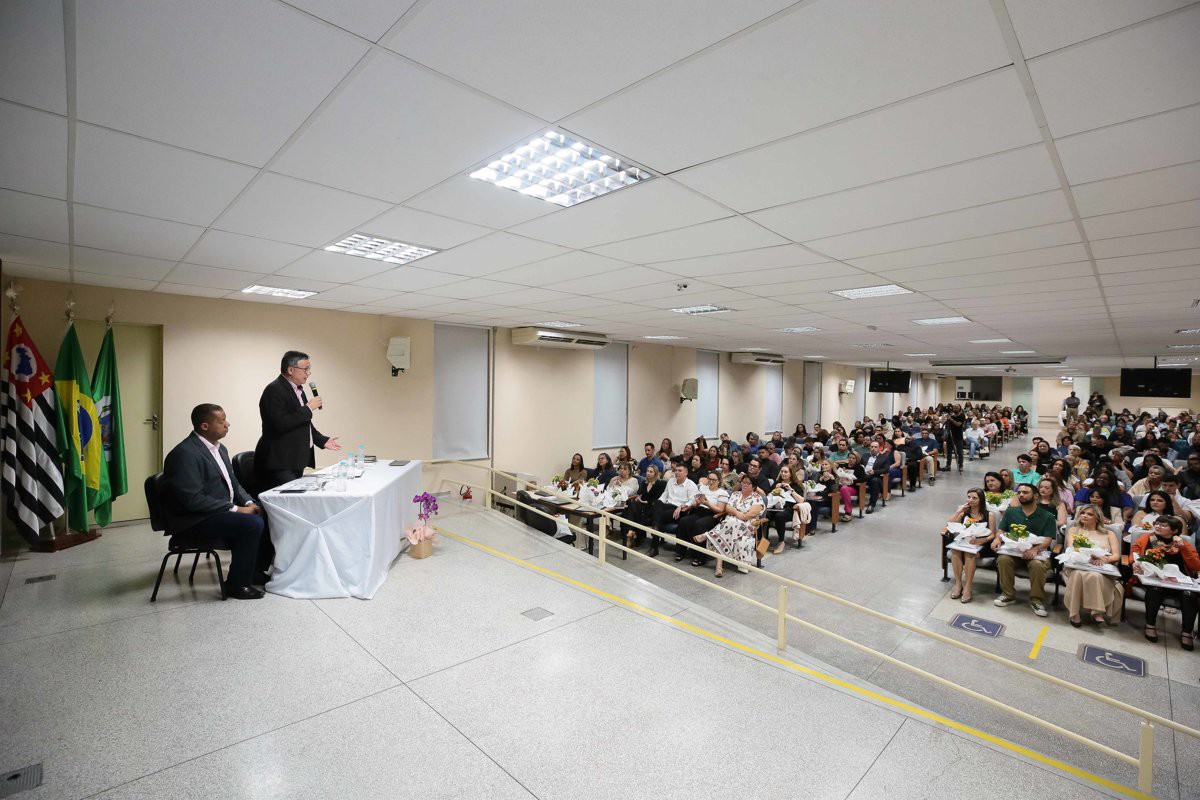 Solenidade da Câmara contempla profissionais da educação