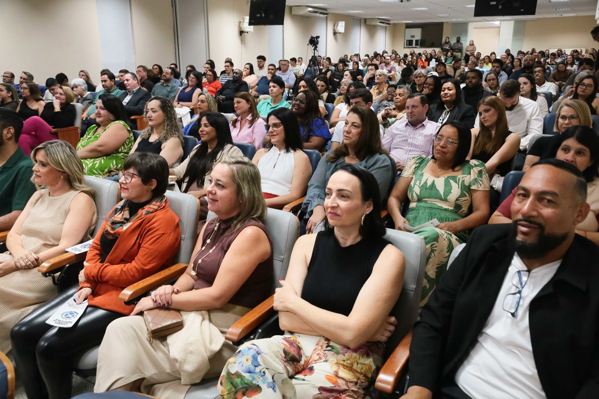 Solenidade da Câmara contempla profissionais da educação