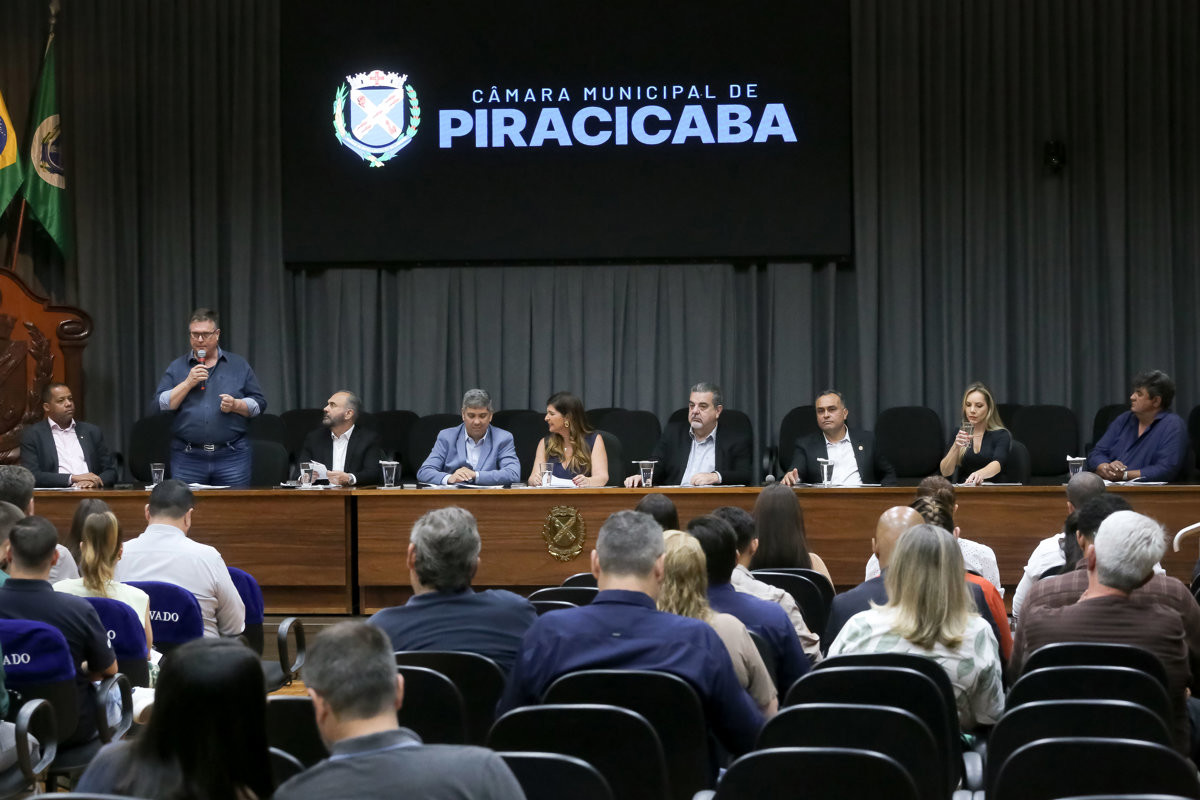 Mesa de honra reuniu autoridades municipais e representantes da causa animal durante a cerimônia.