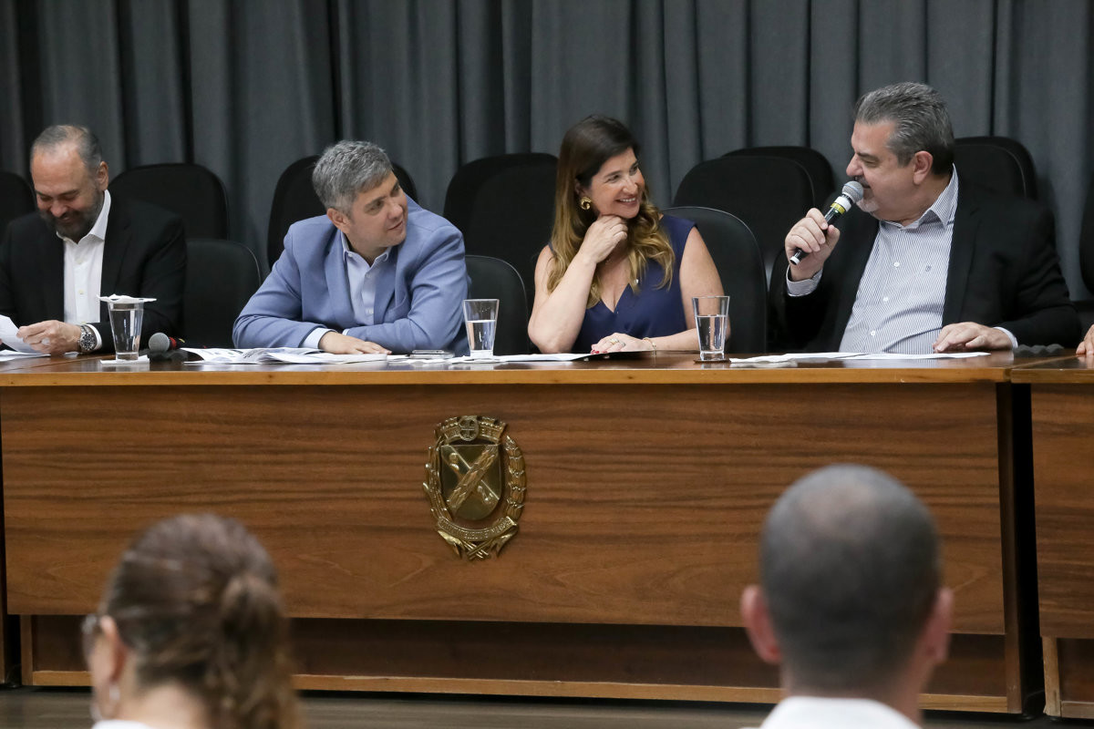 Mesa de honra reuniu autoridades municipais e representantes da causa animal durante a cerimônia