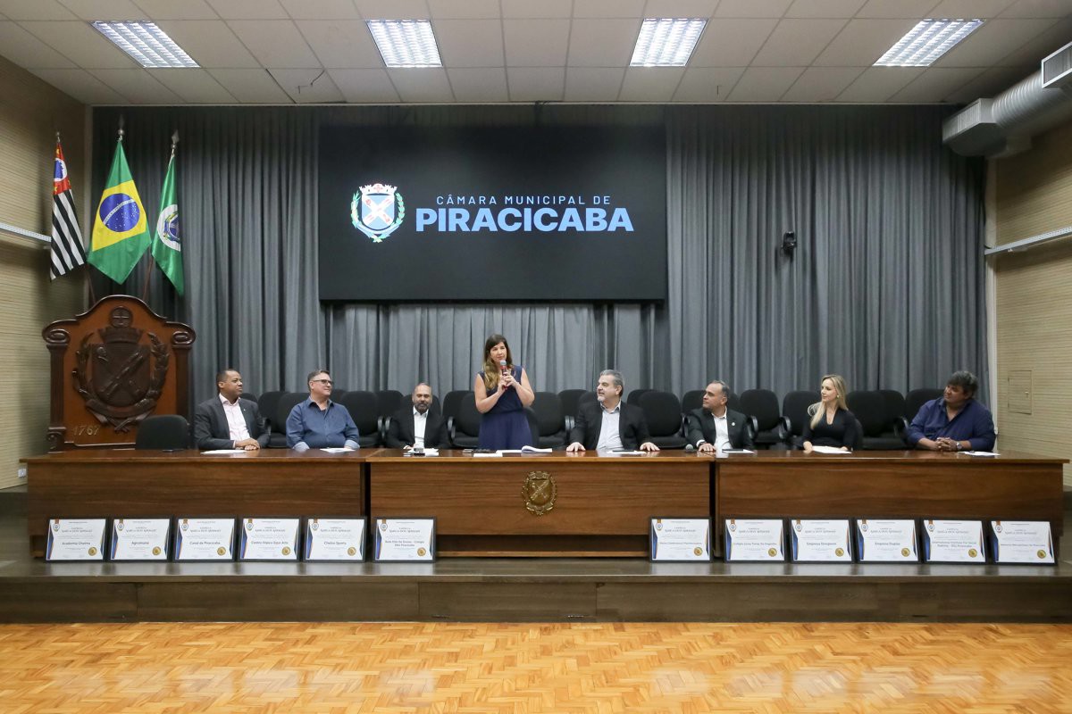 Mesa de honra reuniu autoridades municipais e representantes da causa animal durante a cerimônia.