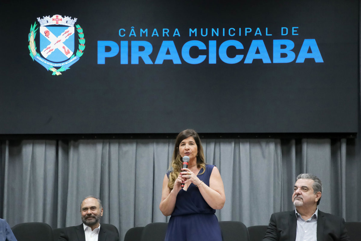 Vereadora Alessandra Bellucci conduziu a solenidade de entrega do Selo Amigo dos Animais