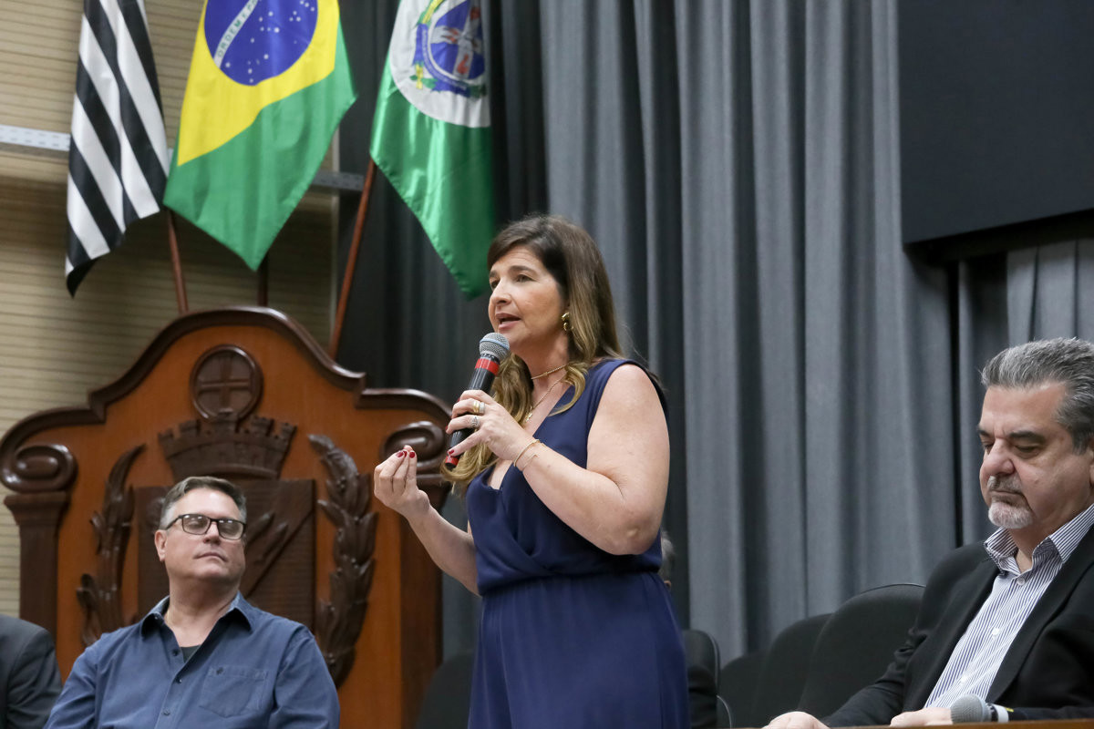 Vereadora Alessandra Bellucci conduziu a solenidade de entrega do Selo Amigo dos Animais