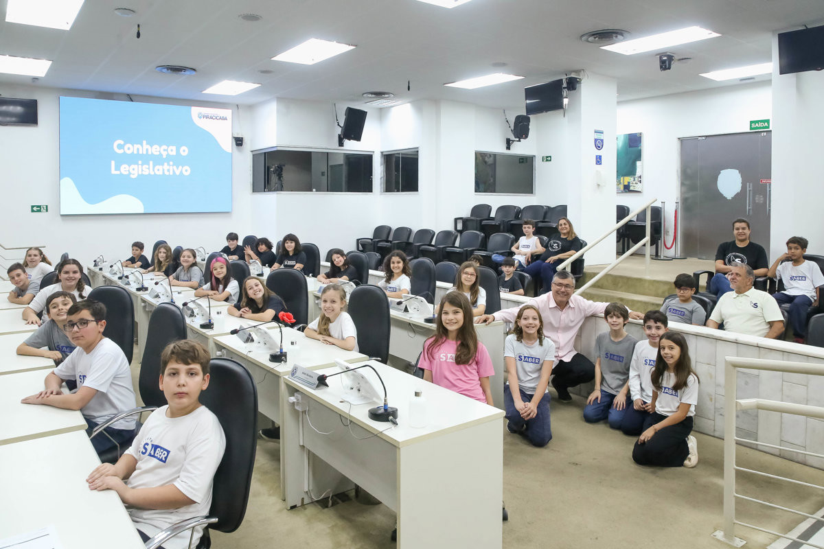 Alunos do Instituto Saber estiveram na Câmara na tarde desta quarta-feira
