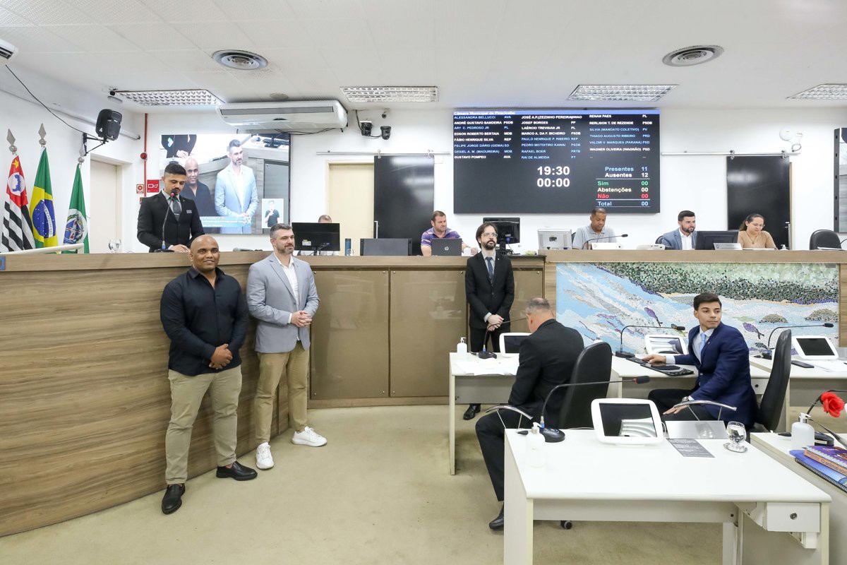 Quadro alusivo à moção de aplausos 287/2025 foi entregue na noite desta segunda-feira (3), durante a 63ª Reunião Ordinária da Câmara