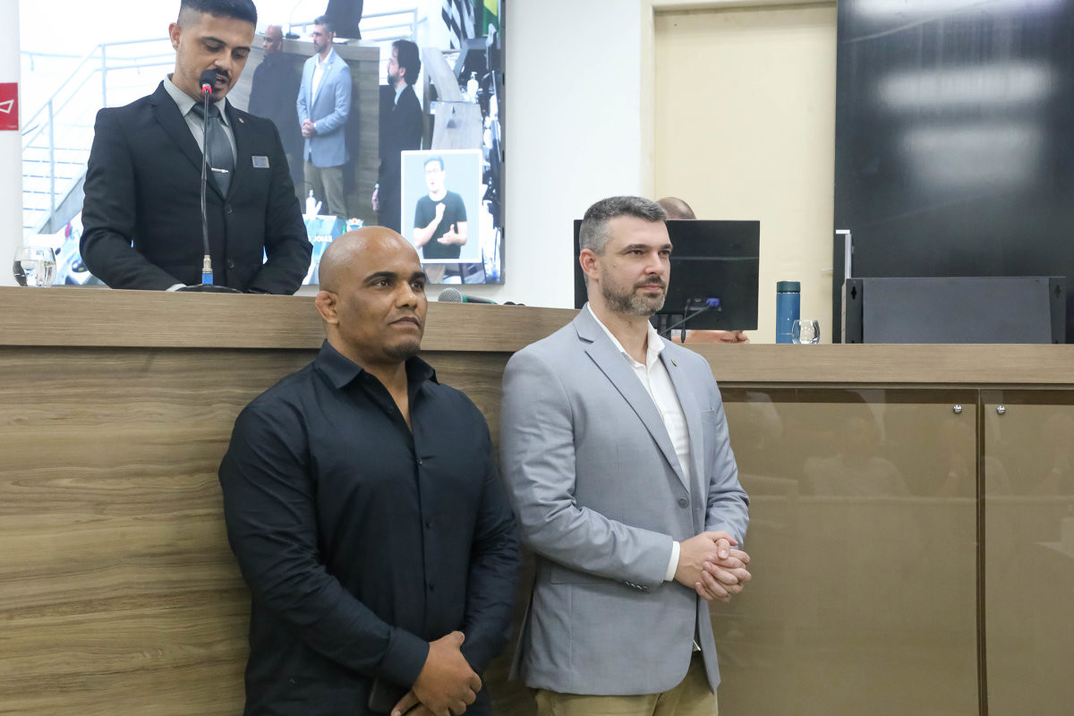 Quadro alusivo à moção de aplausos 287/2025 foi entregue na noite desta segunda-feira (3), durante a 63ª Reunião Ordinária da Câmara