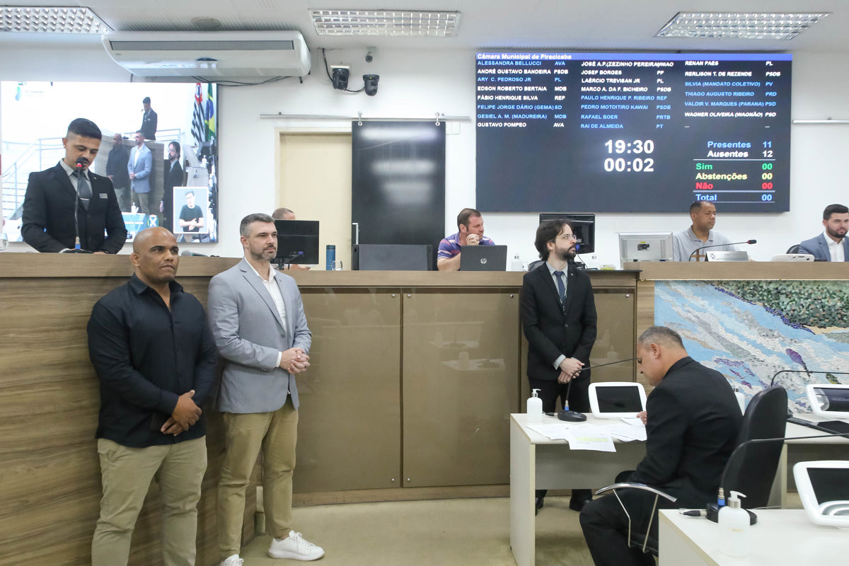 Quadro alusivo à moção de aplausos 287/2025 foi entregue na noite desta segunda-feira (3), durante a 63ª Reunião Ordinária da Câmara