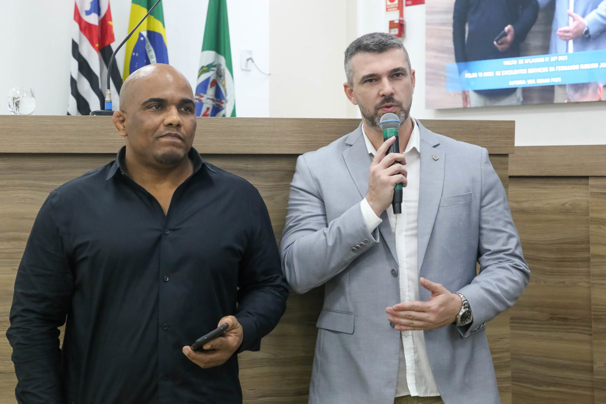 Da esquerda para a direita na foto: Fernando Ribeiro e Renan Paes 