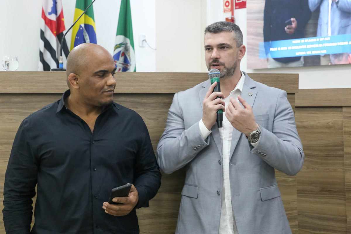 Da esquerda para a direita na foto: Fernando Ribeiro e Renan Paes 