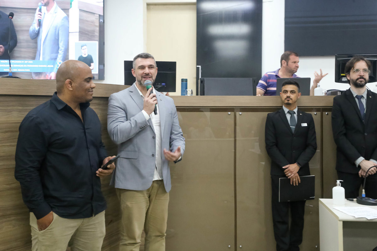 Quadro alusivo à moção de aplausos 287/2025 foi entregue na noite desta segunda-feira (3), durante a 63ª Reunião Ordinária da Câmara