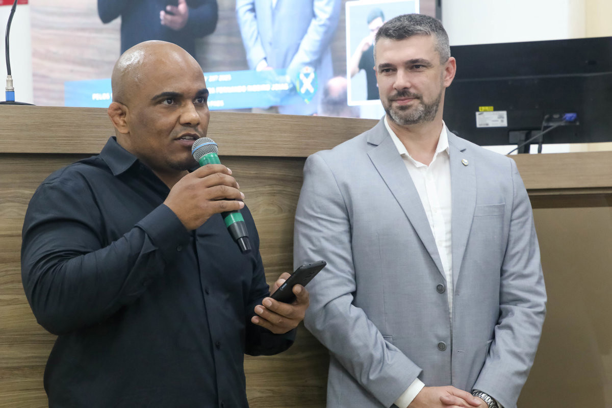 Quadro alusivo à moção de aplausos 287/2025 foi entregue na noite desta segunda-feira (3), durante a 63ª Reunião Ordinária da Câmara