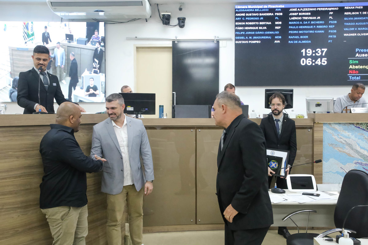 Quadro alusivo à moção de aplausos 287/2025 foi entregue na noite desta segunda-feira (3), durante a 63ª Reunião Ordinária da Câmara