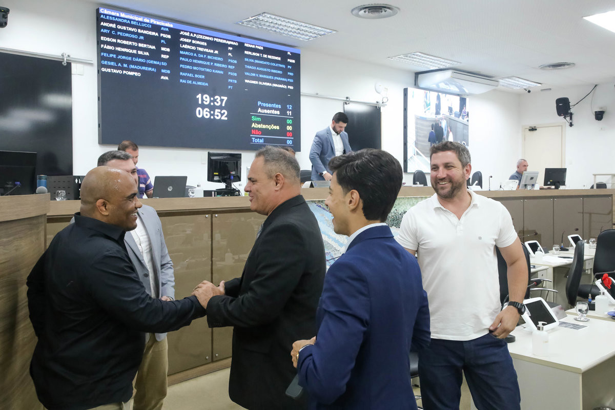 Quadro alusivo à moção de aplausos 287/2025 foi entregue na noite desta segunda-feira (3), durante a 63ª Reunião Ordinária da Câmara