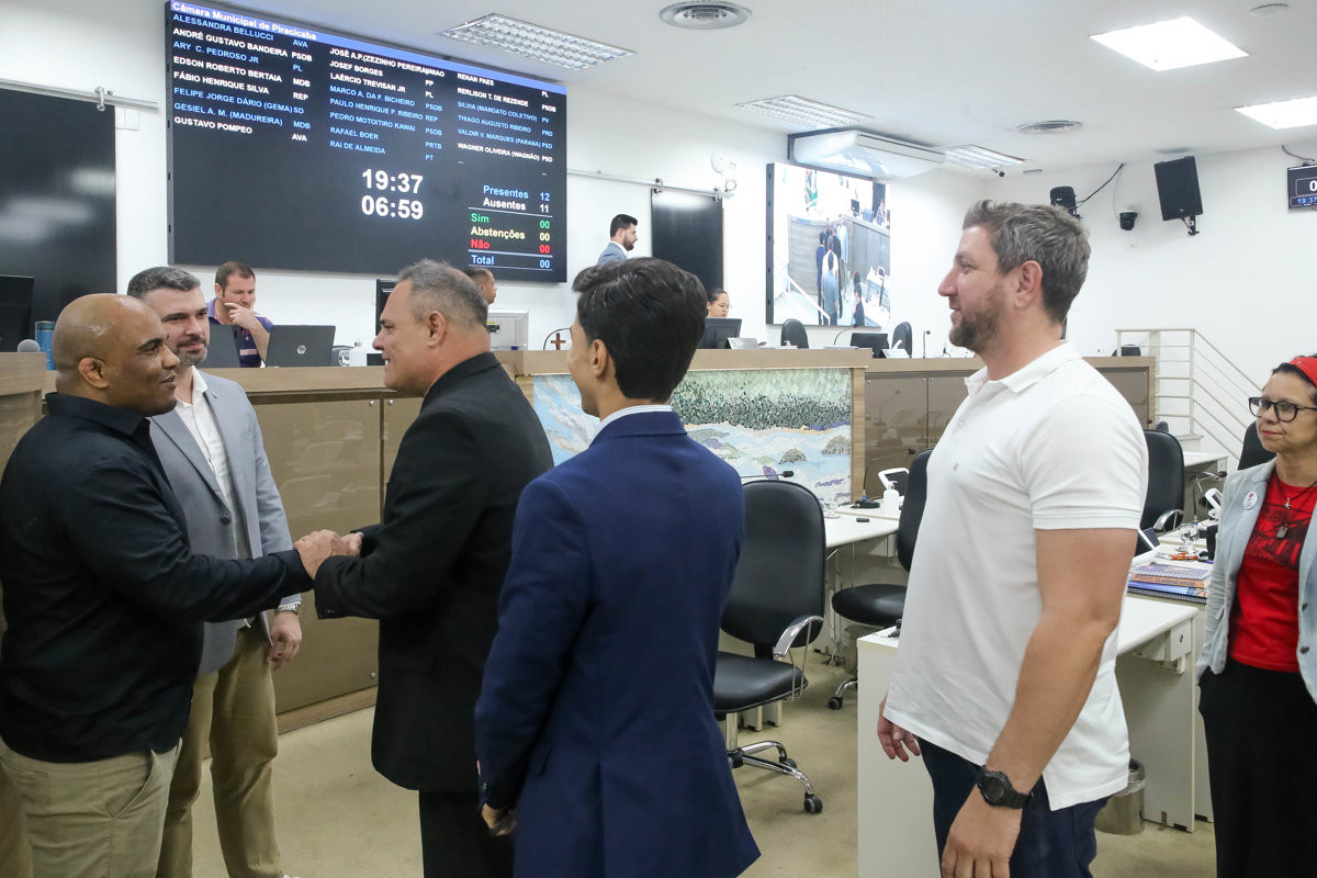 Quadro alusivo à moção de aplausos 287/2025 foi entregue na noite desta segunda-feira (3), durante a 63ª Reunião Ordinária da Câmara