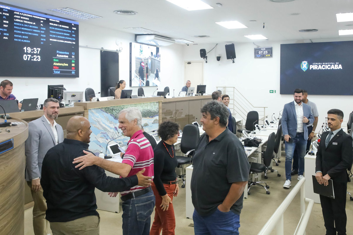 Quadro alusivo à moção de aplausos 287/2025 foi entregue na noite desta segunda-feira (3), durante a 63ª Reunião Ordinária da Câmara