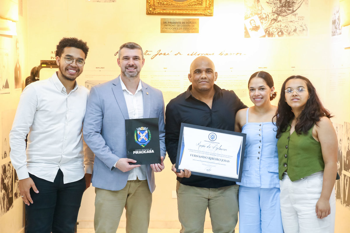 Quadro alusivo à moção de aplausos 287/2025 foi entregue na noite desta segunda-feira (3), durante a 63ª Reunião Ordinária da Câmara