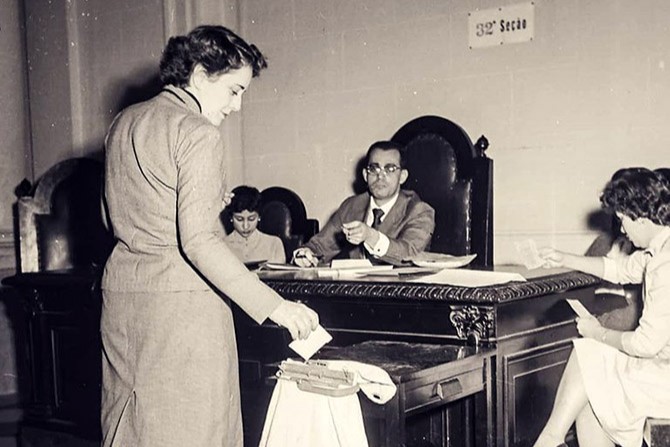Mulher vota nas eleições presidências de 1955 no Rio de Janeiro. Crédito: Agência Senado/Arquivo Nacional