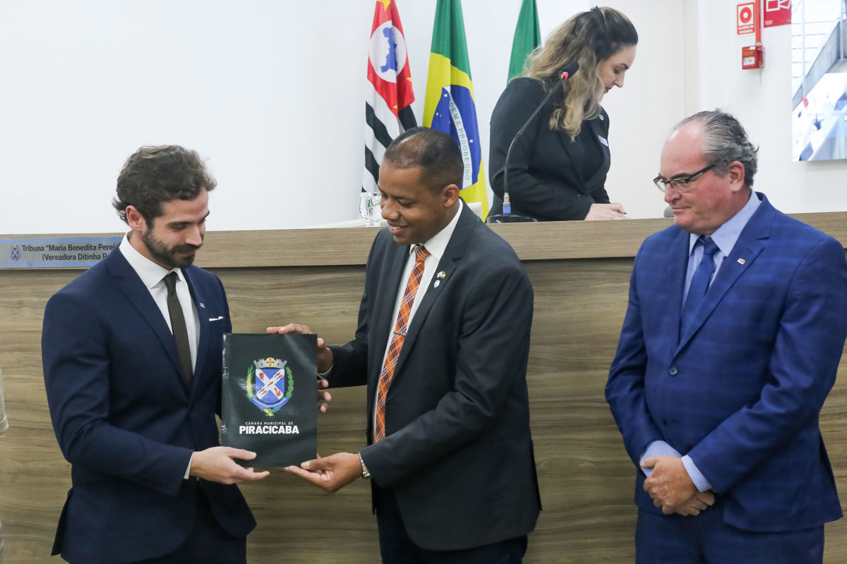 Advogado Matheus D’abronzo Duarte foi homenageado pelo vereador Thiago Ribeiro (PRD)