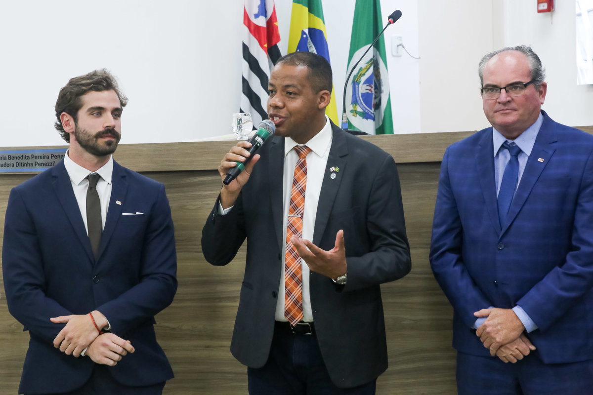 Advogado Matheus D’abronzo Duarte foi homenageado pelo vereador Thiago Ribeiro (PRD)