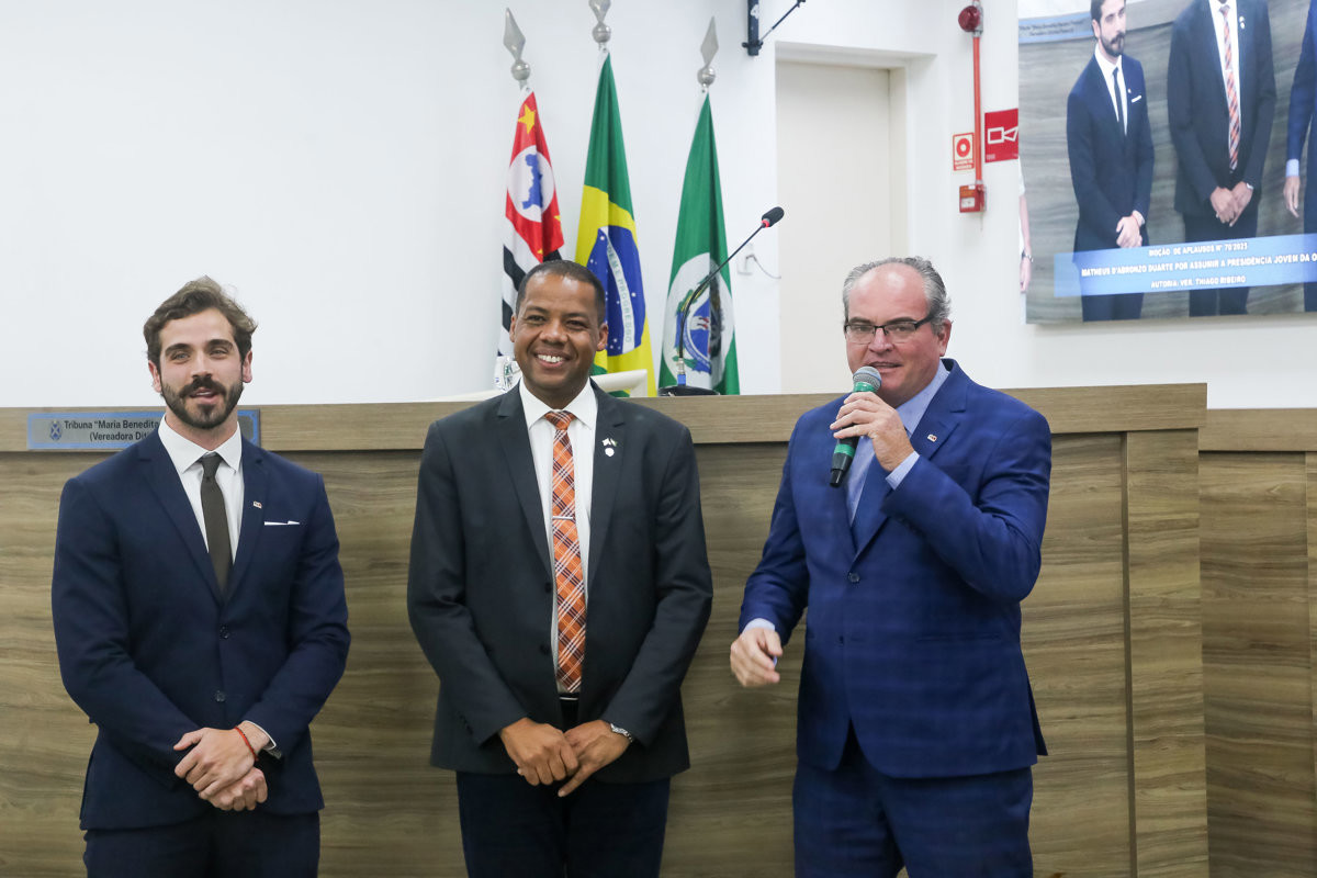 Advogado Matheus D’abronzo Duarte foi homenageado pelo vereador Thiago Ribeiro (PRD)