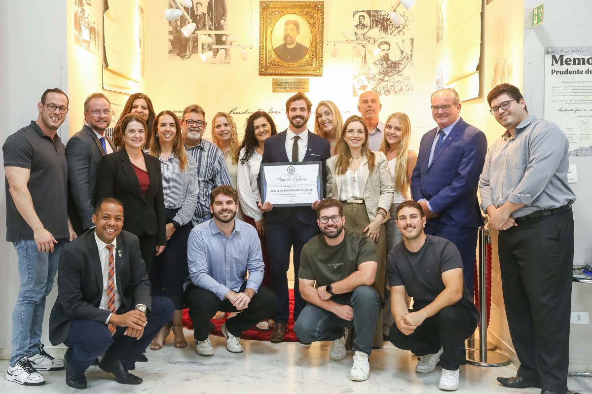 Advogado Matheus D’abronzo Duarte foi homenageado pelo vereador Thiago Ribeiro (PRD)