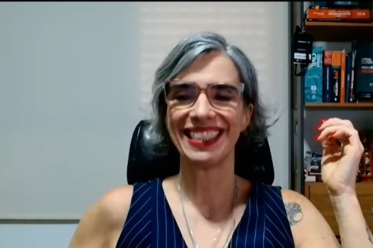 Advogada Simone Seghese durante a palestra on-line “Aposentadoria Rural e Híbrida”, promovida pela Escola do Legislativo e transmitida pelo canal da instituição no YouTube.