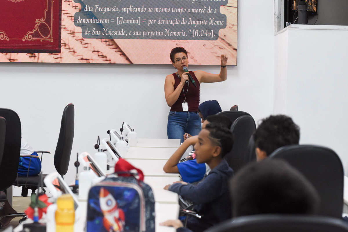 Estudantes da Escola Tercilia Bernadete Sanches visitam a Câmara