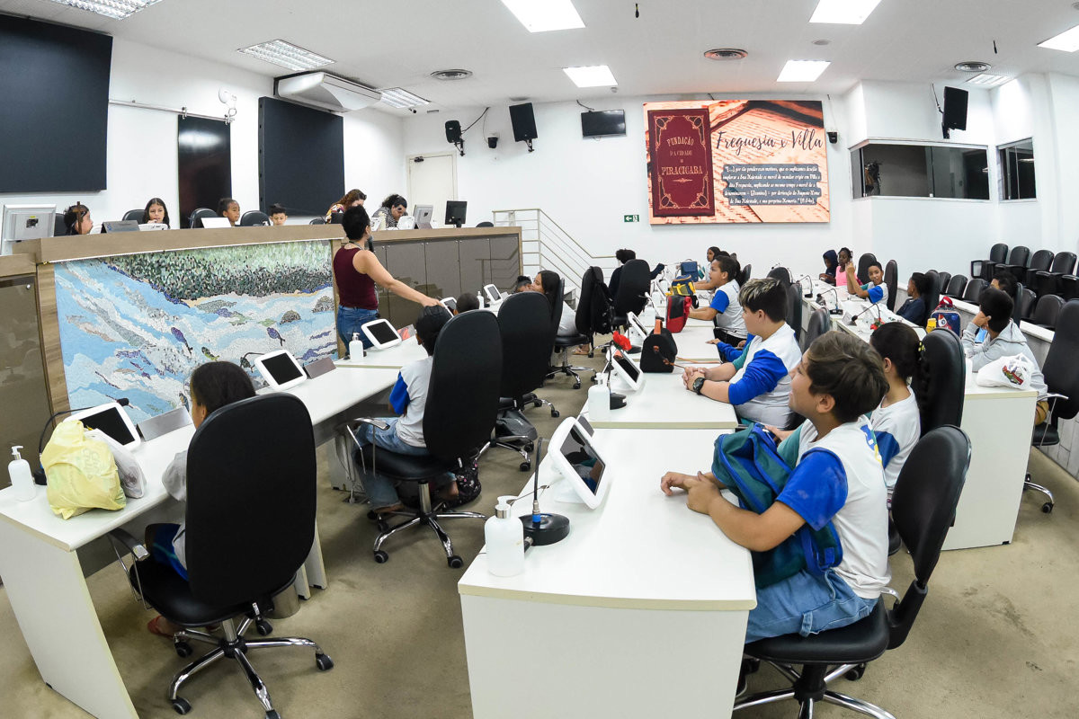 Estudantes da Escola Tercilia Bernadete Sanches visitam a Câmara