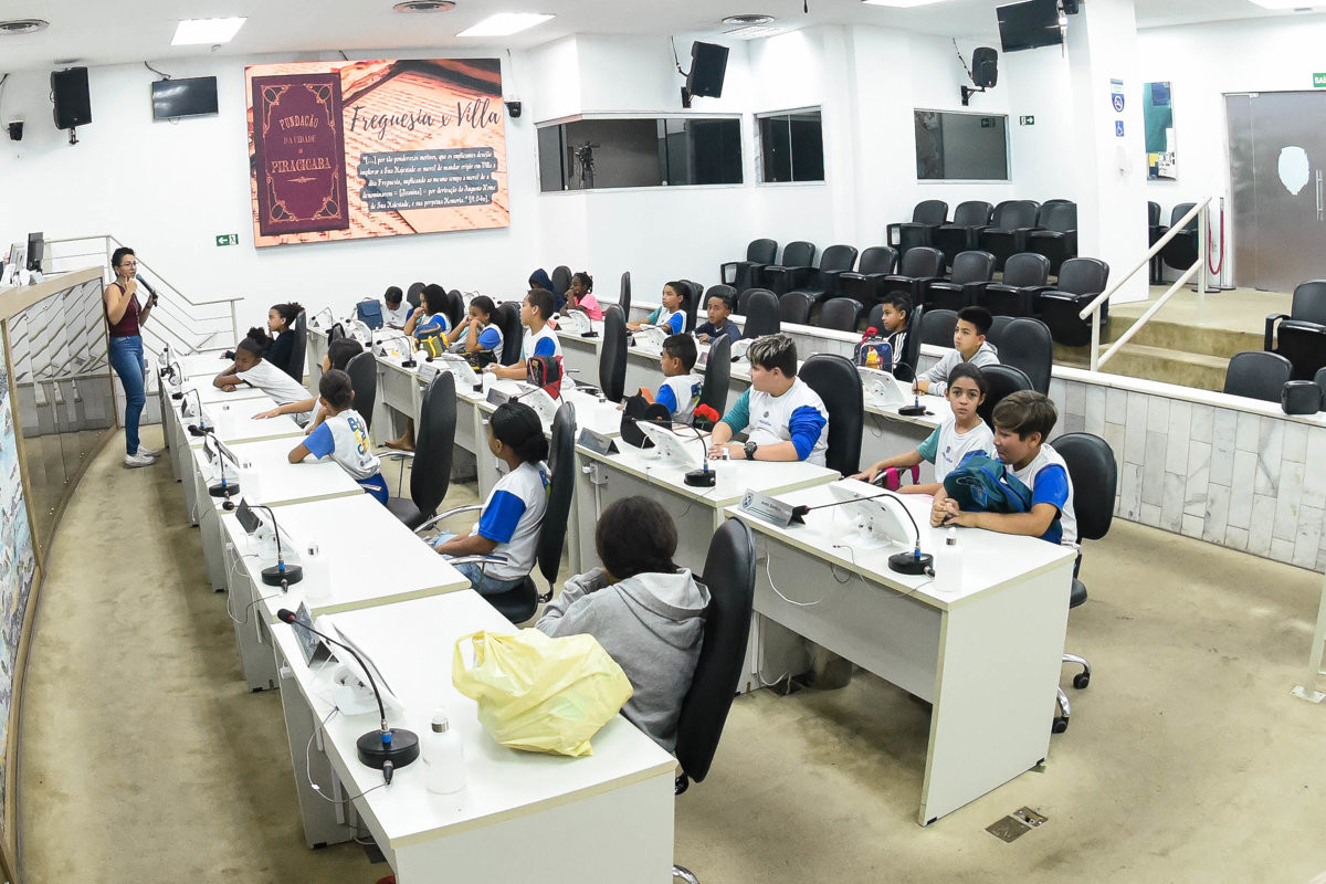 Estudantes da Escola Tercilia Bernadete Sanches visitam a Câmara