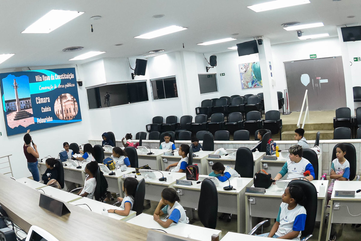 Estudantes da Escola Tercilia Bernadete Sanches visitam a Câmara