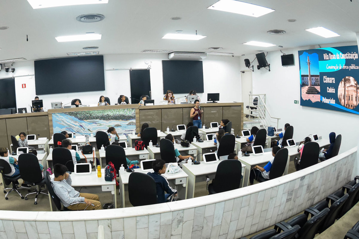 Estudantes da Escola Tercilia Bernadete Sanches visitam a Câmara