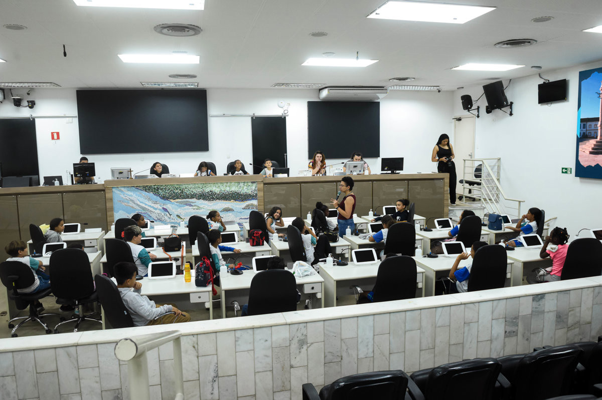 Estudantes da Escola Tercilia Bernadete Sanches visitam a Câmara