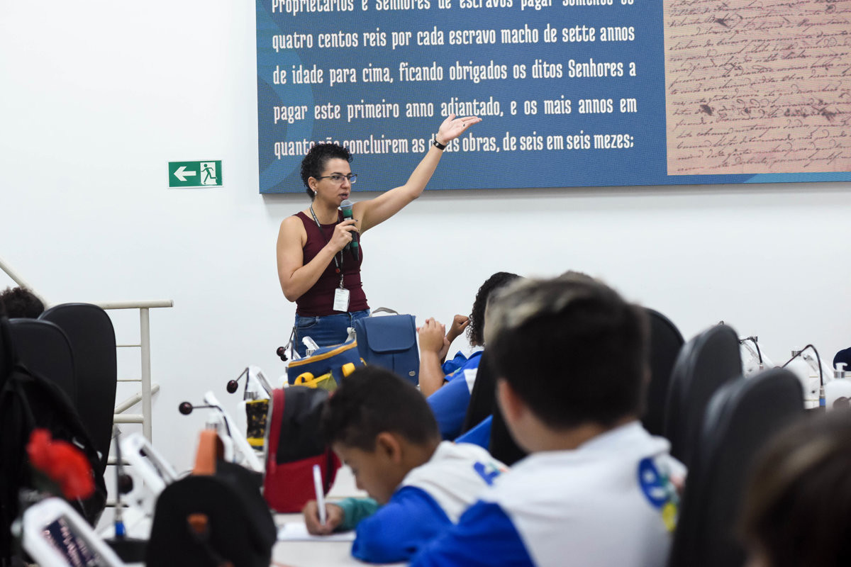 Estudantes da Escola Tercilia Bernadete Sanches visitam a Câmara