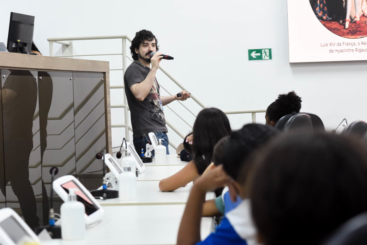 Estudantes da Escola Tercilia Bernadete Sanches visitam a Câmara