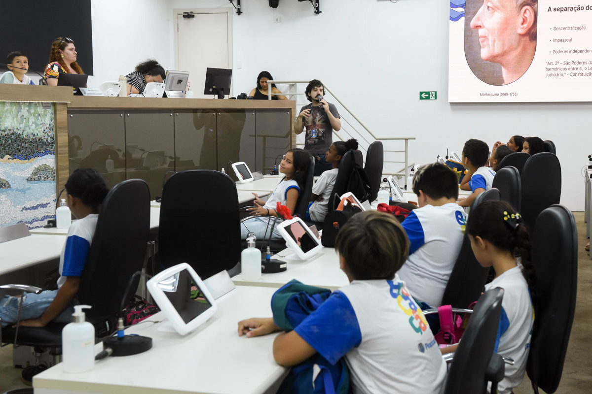 Estudantes da Escola Tercilia Bernadete Sanches visitam a Câmara