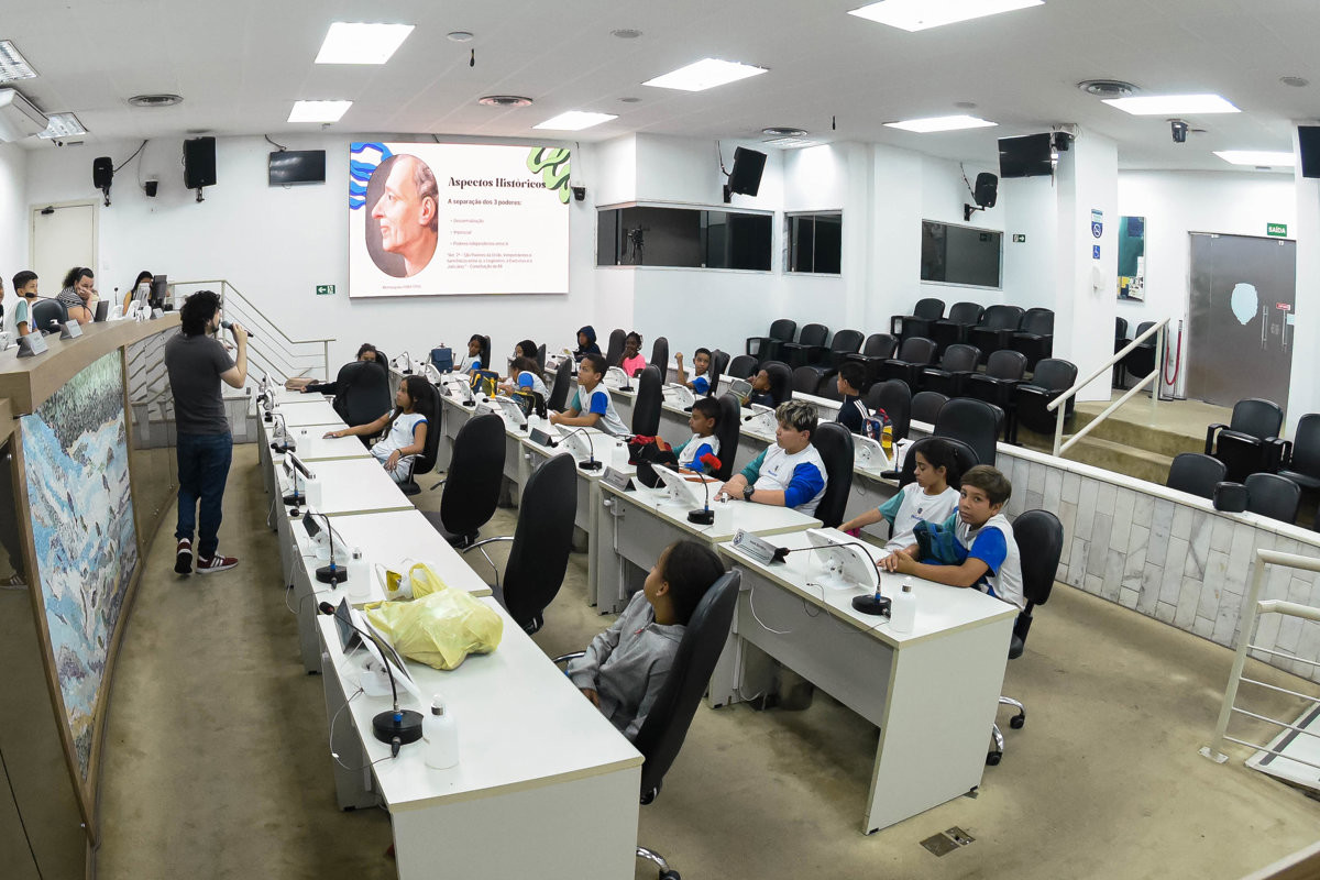 Estudantes da Escola Tercilia Bernadete Sanches visitam a Câmara