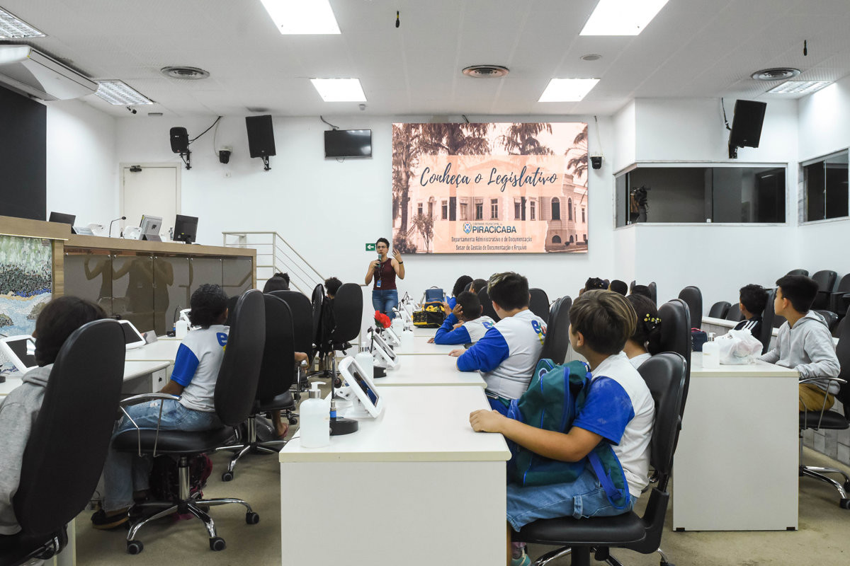 Estudantes da Escola Tercilia Bernadete Sanches visitam a Câmara