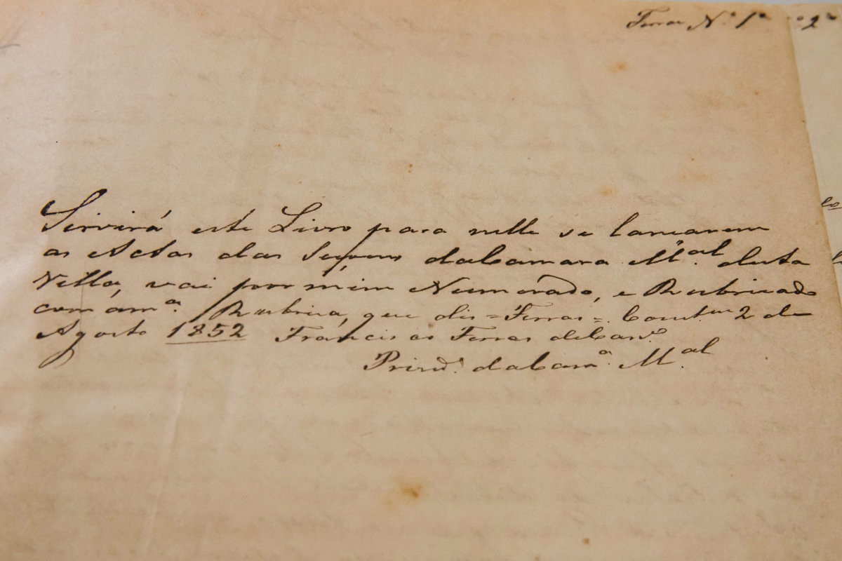 Transcrição: Servirá este Livro para nelle se lansarem as Actas das sessoens da Camara Municipal desta Villa, vai por mim Numeradao e Rubricado com minha Rubrica, que dis = Ferraz - Constituição 2 de Agosto de 1852 Francisco Ferras de Carvalho