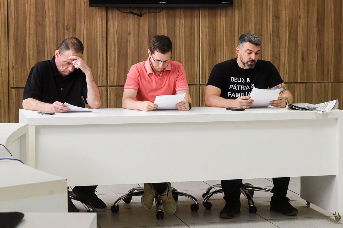 Mensagens do Executivo receberam pareceres favoráveis; duas emendas de vereadores tiveram pareceres contrários e uma ficou com parecer favorável