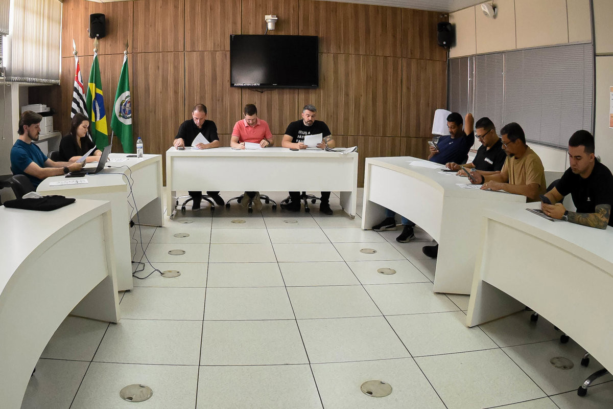 Mensagens do Executivo receberam pareceres favoráveis; duas emendas de vereadores tiveram pareceres contrários e uma ficou com parecer favorável