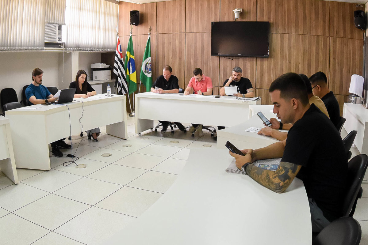 Mensagens do Executivo receberam pareceres favoráveis; duas emendas de vereadores tiveram pareceres contrários e uma ficou com parecer favorável