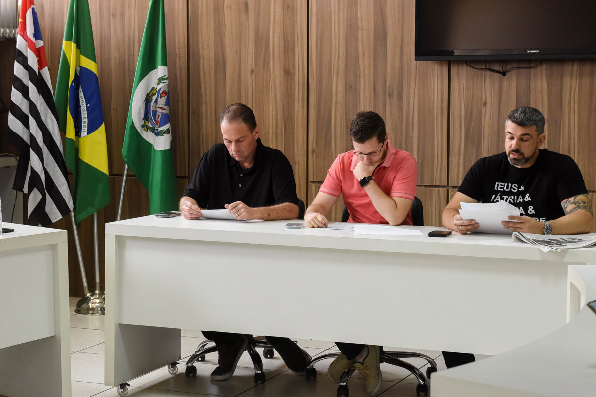 Mensagens do Executivo receberam pareceres favoráveis; duas emendas de vereadores tiveram pareceres contrários e uma ficou com parecer favorável