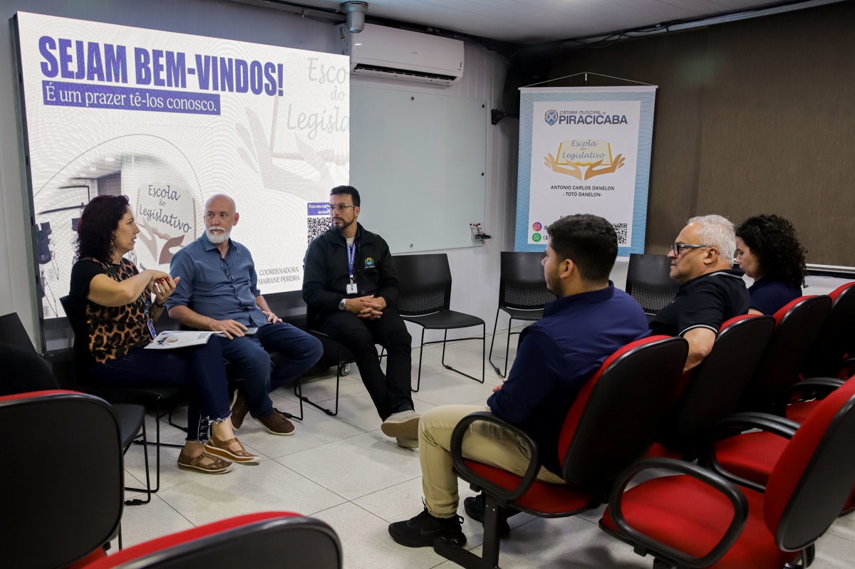 Escola do Legislativo recebeu a visita de representantes de Apiaí