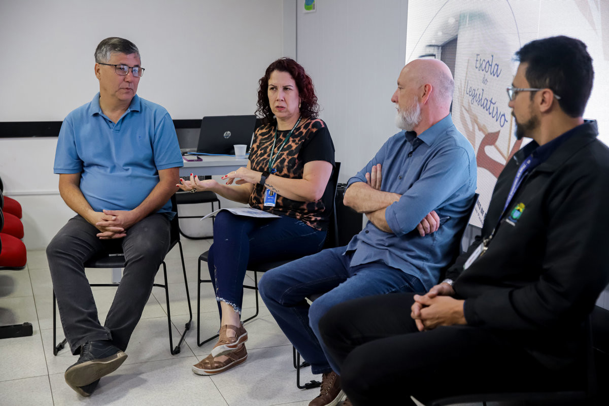 Escola do Legislativo recebeu a visita de representantes de Apiaí