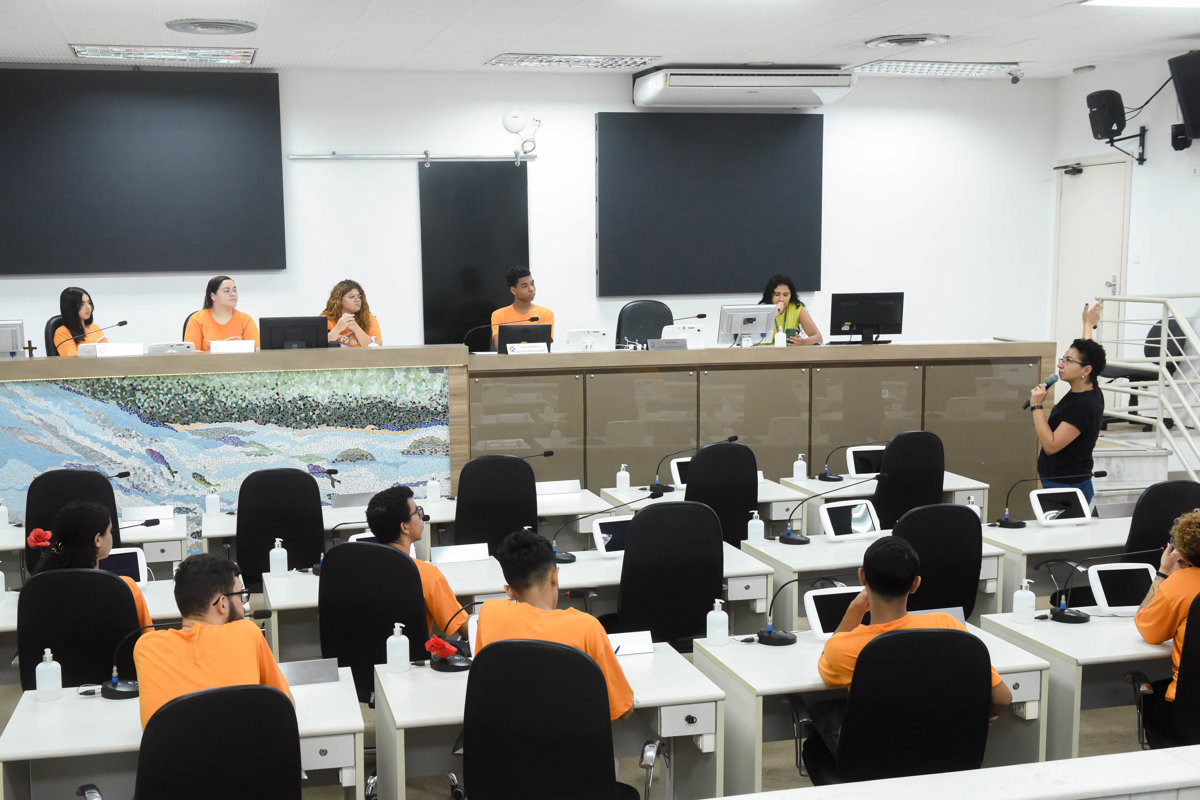 Jovens do Projeto Pescar visitam a Câmara e participam do Conheça o Legislativo