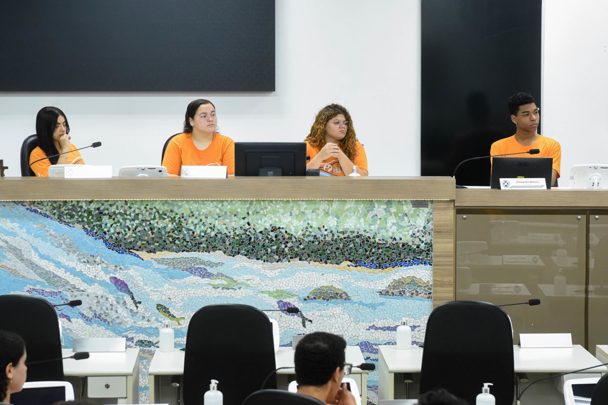 Jovens do Projeto Pescar visitam a Câmara e participam do Conheça o Legislativo