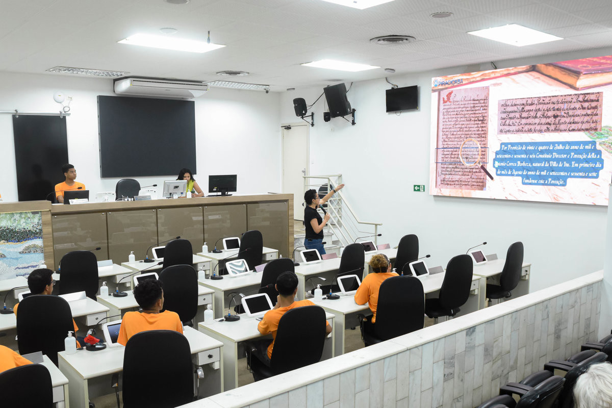 Jovens do Projeto Pescar visitam a Câmara e participam do Conheça o Legislativo