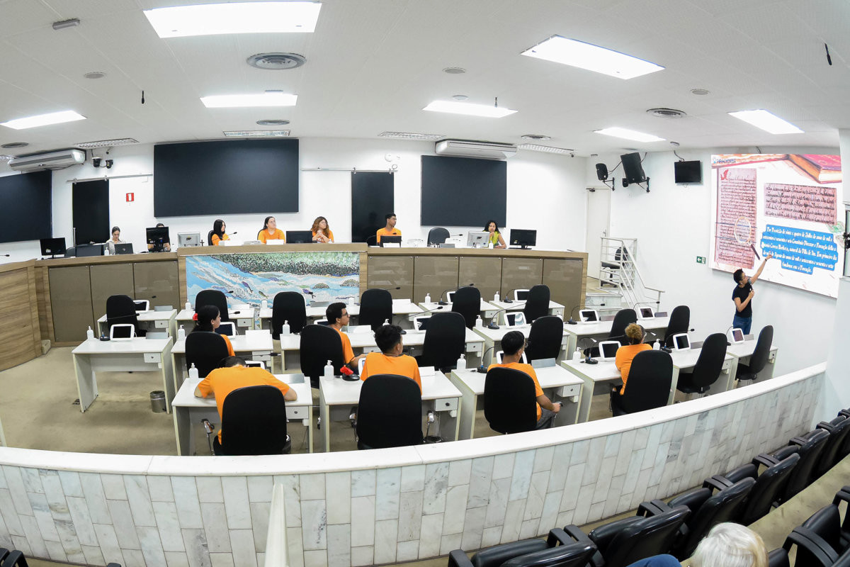 Jovens do Projeto Pescar visitam a Câmara e participam do Conheça o Legislativo