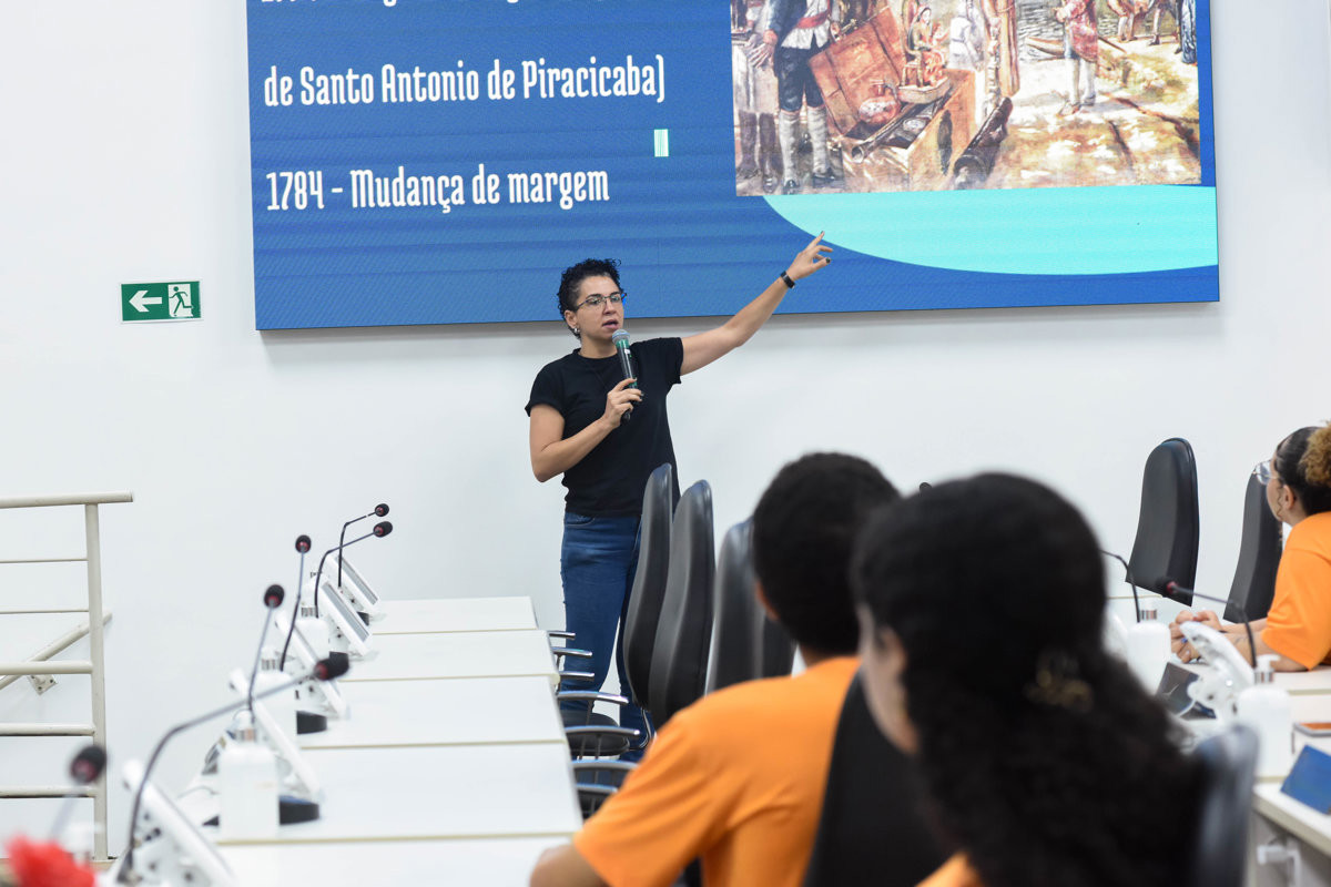 Jovens do Projeto Pescar visitam a Câmara e participam do Conheça o Legislativo